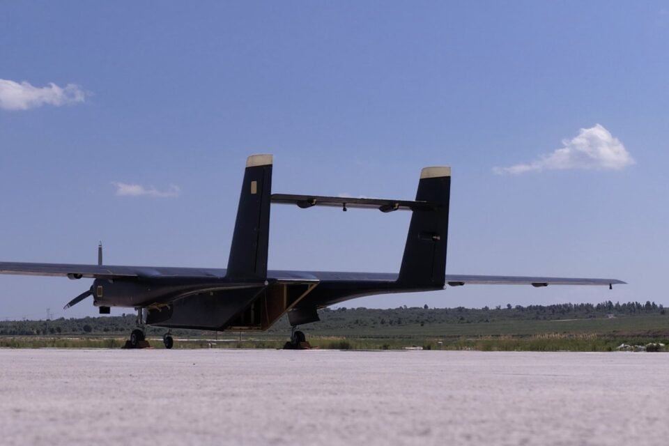 Drone chinês com IA carrega até 1 tonelada, pousa em pistas curtas e facilita transporte em áreas de difícil acesso. Conheça a inovação tecnológica!