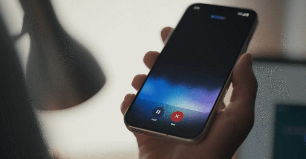 Logotipos do Google Gemini e Apple Siri se fundindo, representando a integração de inteligência artificial.